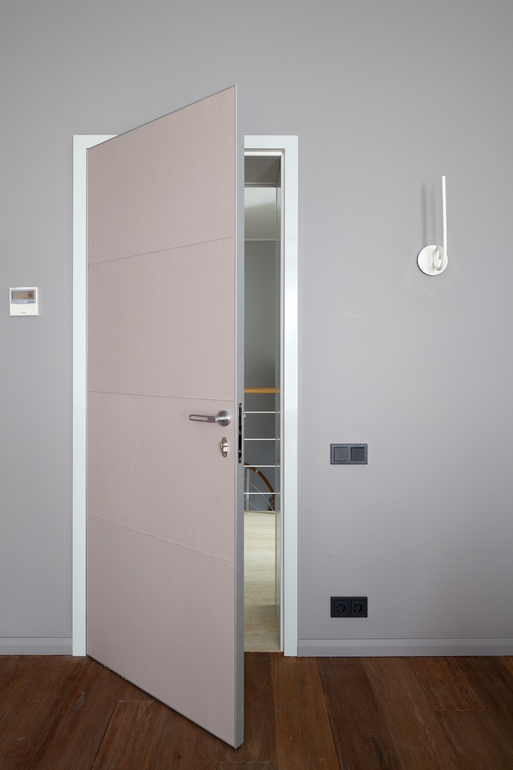 Алюминиевая дверь в квартиру Алюминиевая дверь в квартиру